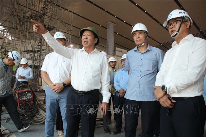 Bộ trưởng Bộ Xây dựng Trần Hồng Minh kiểm tra tiến độ thi công nhà ga hành khách sân bay Long Thành. Ảnh: Công Phong - TTXVN