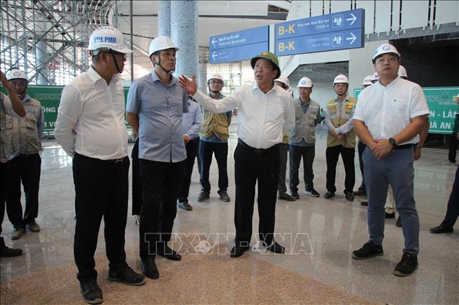 Bộ trưởng Bộ Xây dựng Trần Hồng Minh kiểm tra tiến độ thi công Nhà ga hành khách sân bay Long Thành. Ảnh: Công Phong - TTXVN