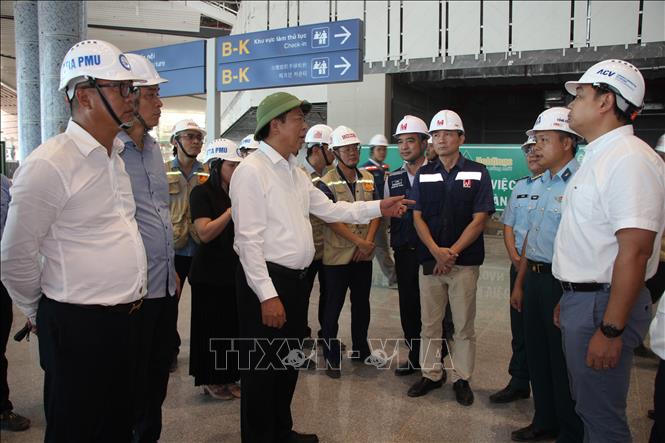 Bộ trưởng Bộ Xây dựng Trần Hồng Minh kiểm tra tiến độ thi công Nhà ga hành khách sân bay Long Thành. Ảnh: Công Phong - TTXVN