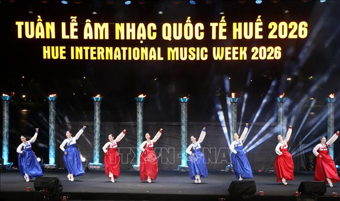 Tiết mục nghệ thuật trong đêm khai mạc Tuần lễ Âm nhạc quốc tế Huế. Ảnh: Mai Trang - TTXVN