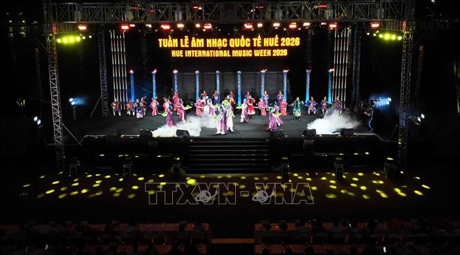 Tiết mục nghệ thuật trong đêm khai mạc Tuần lễ Âm nhạc quốc tế Huế nhìn từ trên cao. Ảnh: Mai Trang - TTXVN