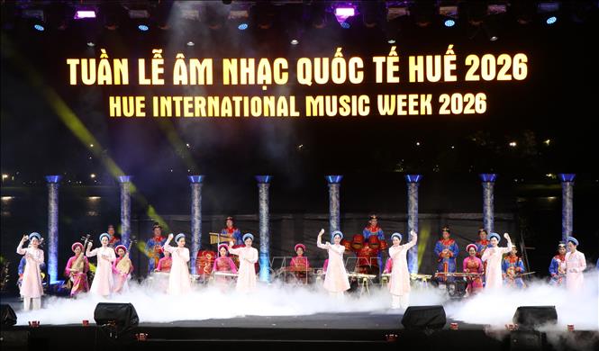 Tiết mục nghệ thuật trong đêm khai mạc Tuần lễ Âm nhạc quốc tế Huế. Ảnh: Mai Trang - TTXVN