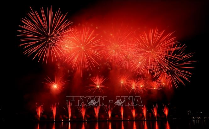 Đội Italy “đốt cháy” sông Hàn bằng màn trình diễn thị giác nổi bật. Ảnh: Quốc Dũng - TTXVN