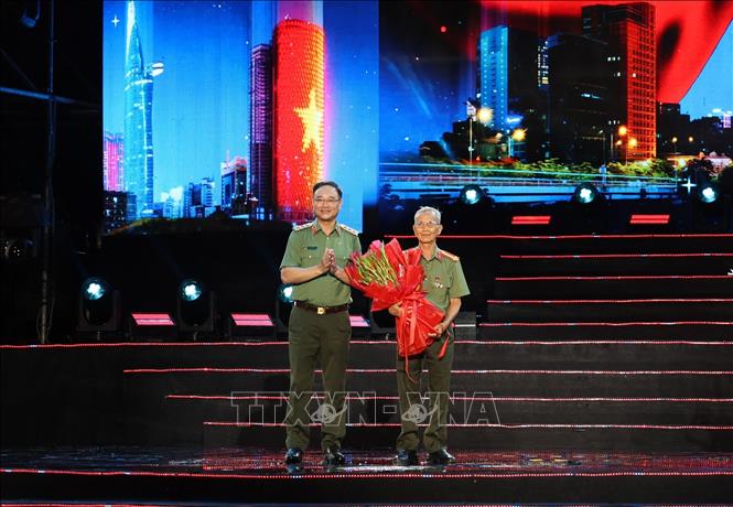 Thượng tướng Phạm Thế Tùng, Ủy viên Trung ương Đảng, Thứ trưởng Bộ Công an trao hoa tri ân Anh hùng Lực lượng vũ trang nhân dân Võ Văn Em - chiến sĩ điệp báo từng tham gia nhiều nhiệm vụ đặc biệt trong thời kỳ kháng chiến. Ảnh: Hồng Đạt - TTXVN