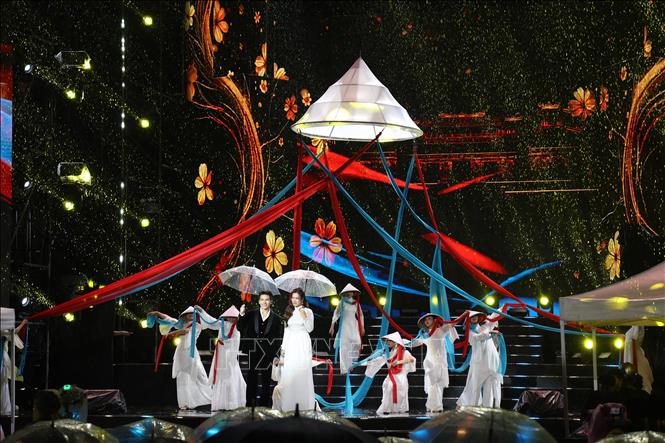 Các nghệ sĩ đội ô biểu diễn trong Gala “Tổ quốc bình yên”. Ảnh: Hồng Đạt - TTXVN