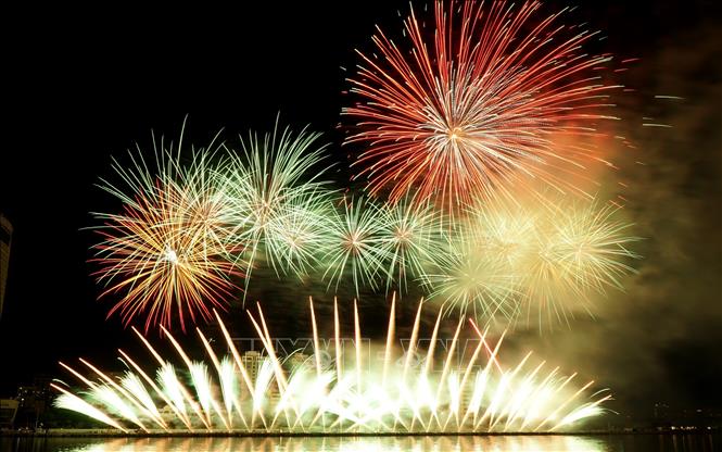 The Tamaya Kitahara Fireworks (Japan) fires up first the third night of DIFF 2026.  VNA Photo: Quốc Dũng 