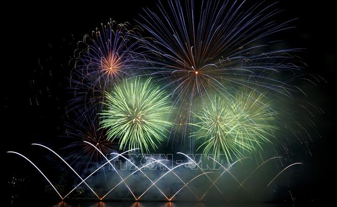 The Tamaya Kitahara Fireworks (Japan) fires up first the third night of DIFF 2026. VNA Photo: Quốc Dũng 
