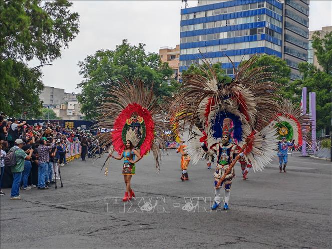 Nghệ sĩ biểu diễn nghệ thuật đường phố trong cuộc diễu hành văn hóa tại trung tâm Mexico City. Ảnh: Phương Lan - PV TTXVN tại Mexico 