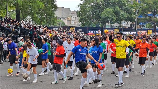 Các nghệ sĩ hóa thân thành cầu thủ bóng đá tham gia cuộc diễu hành văn hóa chào mừng World Cup 2026 tại Mexico City ngày 13/6. Ảnh: Phương Lan - PV TTXVN tại Mexico 