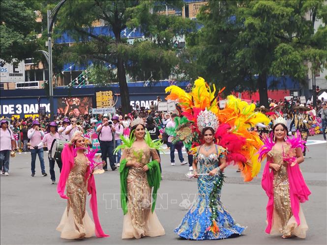 Các nghệ sĩ trong trang phục lộng lẫy sải bước trên đại lộ Paseo de la Reforma trong khuôn khổ cuộc diễu hành World Cup 2026 ở Mexico City. Ảnh: Phương Lan - PV TTXVN tại Mexico 