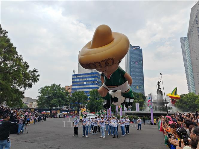 Mô hình linh vật Juanito của World Cup 1970 xuất hiện trong cuộc diễu hành chào mừng World Cup 2026 ở Mexico City ngày 13/6. Ảnh: Phương Lan - PV TTXVN tại Mexico 