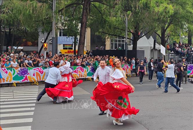 Các vũ công dân gian mang đến những tiết mục đậm bản sắc văn hóa Mexico trên đại lộ Reforma. Ảnh: Phương Lan - PV TTXVN tại Mexico 