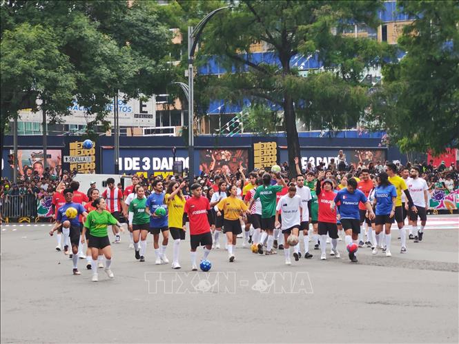 Các nghệ sĩ hóa thân thành cầu thủ bóng đá tham gia cuộc diễu hành văn hóa chào mừng World Cup 2026 tại Mexico City ngày 13/6. Ảnh: Phương Lan - PV TTXVN tại Mexico 