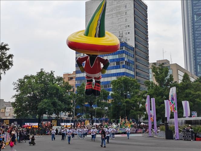 Mô hình linh vật Pique của World Cup 1986 xuất hiện trong cuộc diễu hành văn hóa chào mừng World Cup 2026 tại Mexico City ngày 13/6. Ảnh: Phương Lan- PV TTXVN tại Mexico 