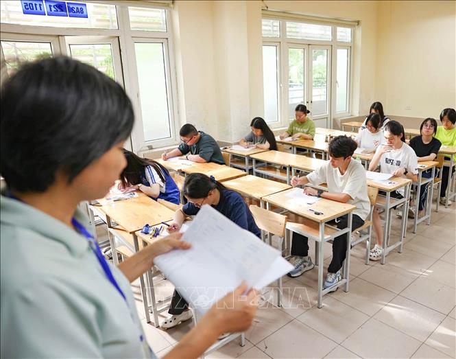 Ông Lê Văn Cường - Phó Hiệu trưởng nhà trường cho biết, chỉ tiêu tuyển sinh năm học 2026-2027 là 420 học sinh, trong khi có 5.566 thí sinh đăng ký dự thi. Với số lượng này, tỉ lệ chọi vào trường tương đương 1/13, tăng đáng kể so với năm trước. Ảnh: Thanh Tùng - TTXVN 