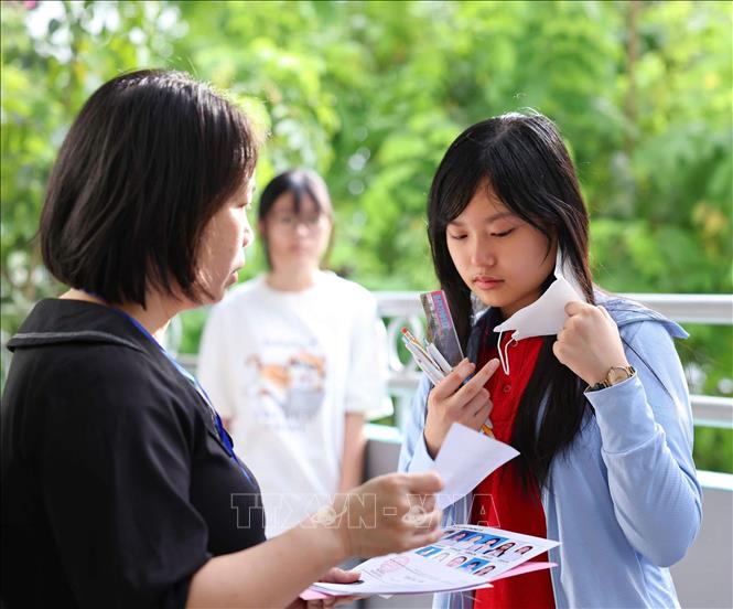 Gọi thí sinh vào phòng thi. Ảnh: Thanh Tùng - TTXVN