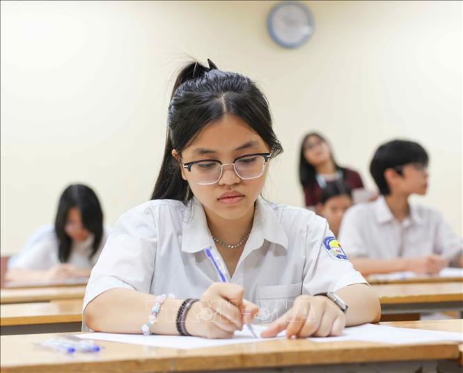 Thí sinh dự thi 3 môn: Ngữ văn, Toán, Tiếng Anh. Nội dung đề thi chủ yếu nằm trong chương trình lớp 9 thuộc Chương trình Giáo dục phổ thông 2018. Ảnh: Thanh Tùng - TTXVN