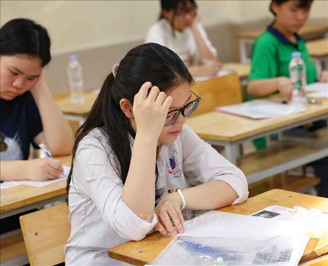 Thí sinh dự thi 3 môn: Ngữ văn, Toán, Tiếng Anh. Nội dung đề thi chủ yếu nằm trong chương trình lớp 9 thuộc Chương trình Giáo dục phổ thông 2018. Ảnh: Thanh Tùng - TTXVN