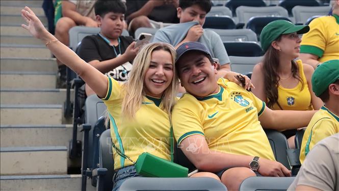Cổ động viên Brazil ăn mừng sau khi Vinicius Junior gỡ hòa 1-1. Ảnh: Thanh Tuấn - PV TTXVN tại Mỹ