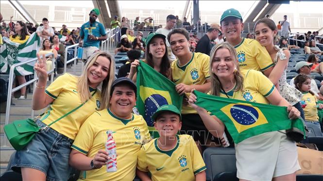 Cổ động viên Brazil ăn mừng sau khi Vinicius Junior gỡ hòa 1-1. Ảnh: Thanh Tuấn - PV TTXVN tại Mỹ