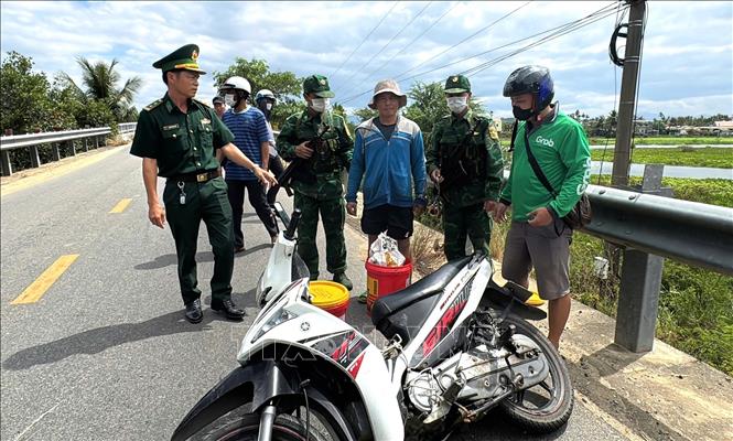 Đối tượng Nguyễn Hữu Nhân cùng tang vật. Ảnh: TTXVN phát