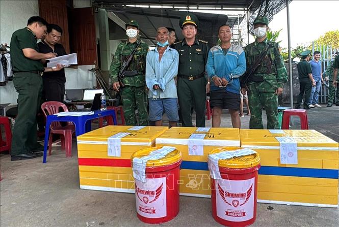 2 đối tượng Nguyễn Lệnh và Nguyễn Hữu Nhân là cha con, cùng trú tại xã Tịnh Khê, tỉnh Quảng Ngãi. Ảnh: TTXVN phát