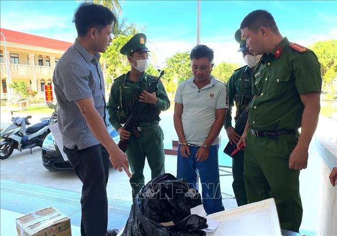 Đối tượng Ngô Thế Hải (45 tuổi, trú tại xã Vĩnh Hoàng, tỉnh Quảng Trị) cùng tang vật. Ảnh: TTXVN phát