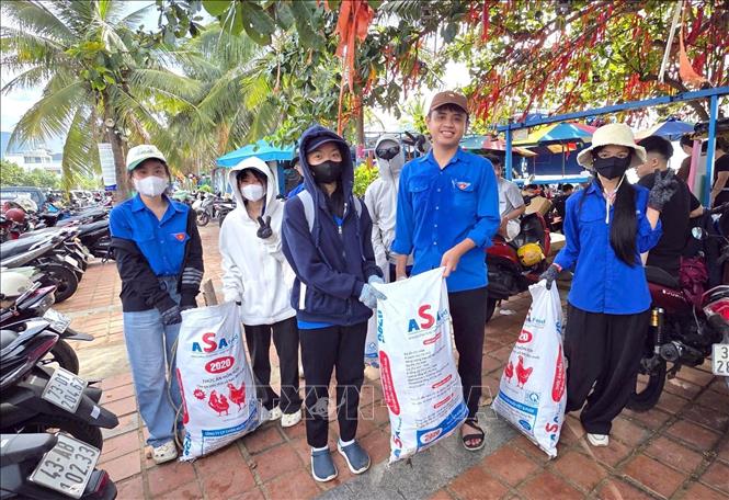 Các thanh niên tình nguyện hoàn thành việc thu gom rác thải tại các khu vực biển vận chuyển về nơi tập kết để tiêu hủy. Ảnh: Trần Lê Lâm - TTXVN 