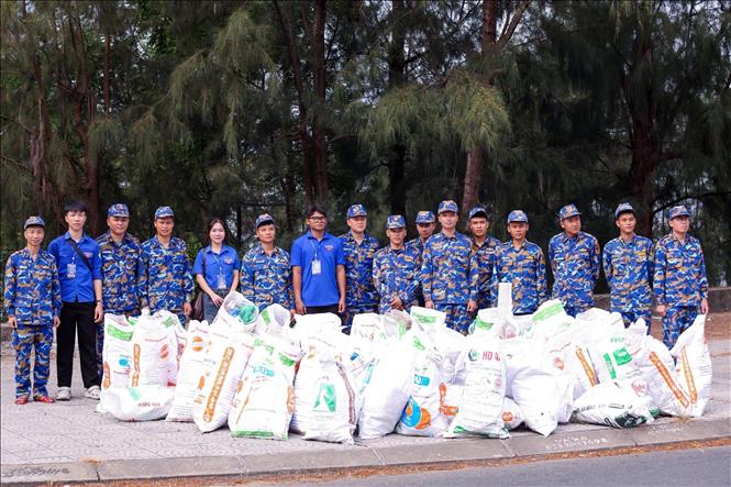 Các lực lượng vũ trang cũng chung tay dọn vệ sinh để giúp bãi biển luôn sạch đẹp. Ảnh: Trần Lê Lâm - TTXVN 