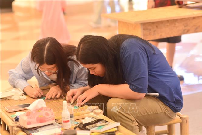Các bạn trẻ trải nghiệm workshop tại 