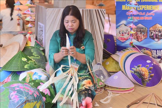 Nghệ nhân làng nghề nón Chuông trình diễn nghề tại Chợ phiên Kết Duyên Sáng Tạo. Ảnh: Tuyết Mai - TTXVN