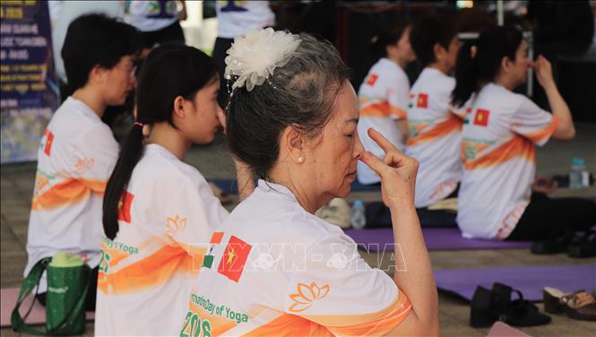 Khoảnh khắc thực hành kỹ thuật thở của một Yogi lớn tuổi. Ảnh: Nguyễn Hằng - TTXVN