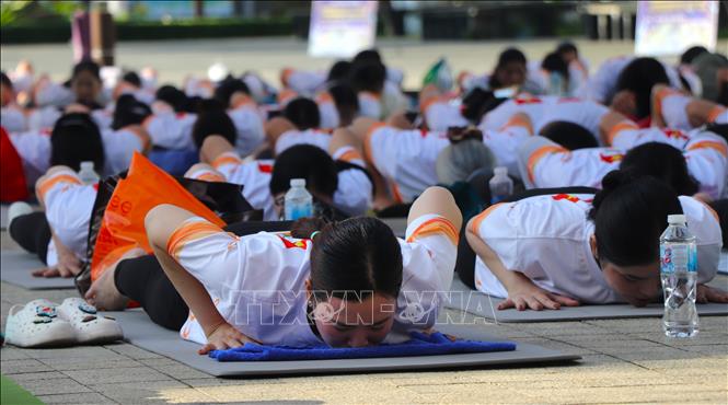 Yogi giữ vững sự tập trung và hơi thở đều đặn để chinh phục mọi tư thế. Ảnh: Nguyễn Hằng - TTXVN