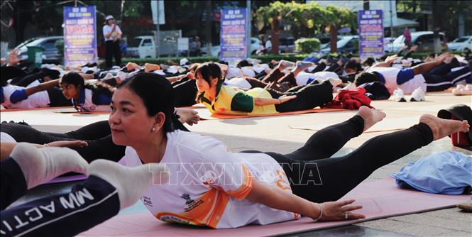 Yogi giữ vững sự tập trung và hơi thở đều đặn để chinh phục mọi tư thế. Ảnh: Nguyễn Hằng - TTXVN