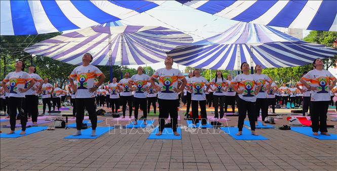 Hàng trăm người đồng diễn tập luyện Yoga tại công viên Lưu Hữu Phước. Ảnh: Nguyễn Hằng - TTXVN