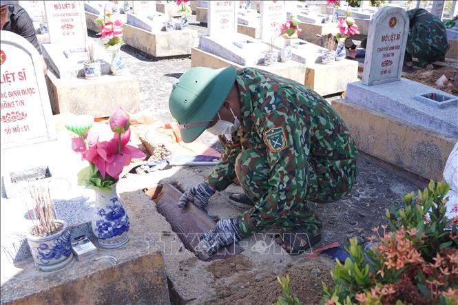 Mỗi ngày Đội 584 thực hiện khai quật, lấy mẫu từ 35 - 40 phần mộ để phối hợp với các lực lượng chức năng lấy mẫu. Ảnh: Thanh Thuỷ-TTXVN                               
