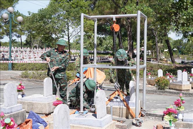Trung bình mỗi phần mộ từ khi khai quật, lấy mẫu và hoàn mộ mất khoảng 15 - 20 phút, trong đó một ngôi mộ phải trải qua quy trình 8 bước nghiêm ngặt. Ảnh: Thanh Thuỷ-TTXVN                                