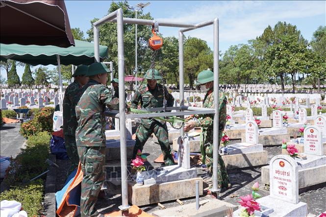 Thực hiện công tác khai quật các phần mộ để lấy mẫu ADN. Ảnh: Thanh Thuỷ-TTXVN                               