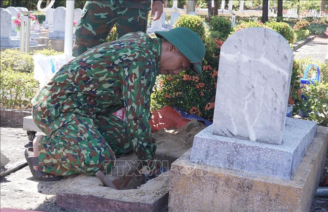 Mỗi ngày Đội 584 thực hiện khai quật, lấy mẫu từ 35 - 40 phần mộ để phối hợp với các lực lượng chức năng lấy mẫu. ảnh: Thanh Thuỷ-TTXVN                               