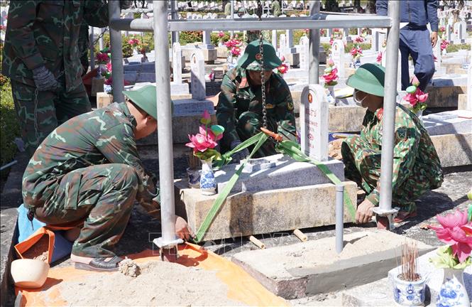 Giữa cái nắng oi nồng của mùa hè, các cán bộ, chiến sĩ Đội 584 vẫn đang miệt mài thực hiện nhiệm vụ khai quật, cất bốc hài cốt liệt sĩ để phục vụ công tác lấy mẫu ADN. Ảnh: Thanh Thuỷ-TTXVN                               