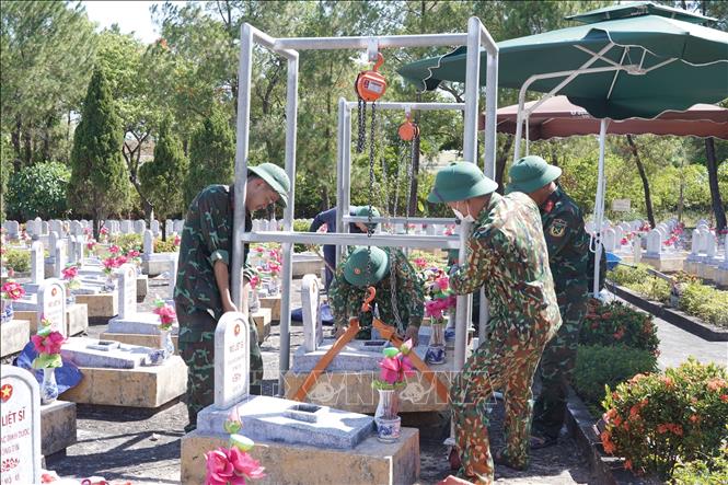 Công tác cất bốc, lấy mẫu, bảo quản triển khai đảm bảo chính xác, đúng quy trình kỹ thuật, kết hợp với thông tin số hoá. Ảnh: Thanh Thuỷ-TTXVN