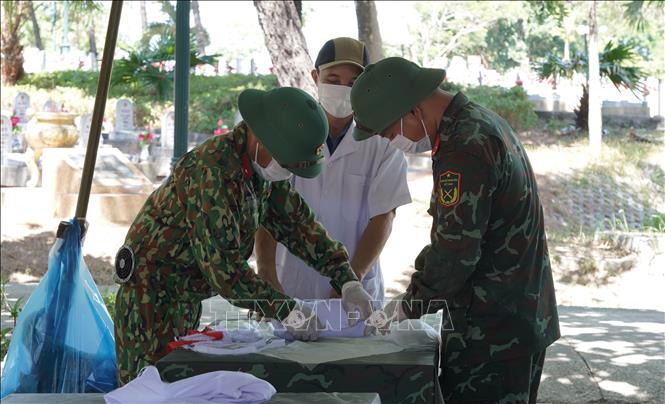 Việc khai quật các phần mộ để thu nhận mẫu ADN được thực hiện theo quy trình chặt chẽ, khoa học, bảo đảm sự cẩn trọng và tôn nghiêm đối với các anh hùng liệt sĩ. Ảnh: Thanh Thuỷ-TTXVN                               