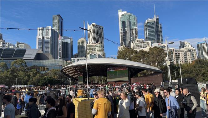 Khu vực màn hình lớn ở công viên Tumbalong, Sydney, nơi chiếu trận đấu đầu tiên của Australia tại World Cup 2026 lúc gần hết trận. Ảnh: Trung Trang - PV TTXVN tại Australia
