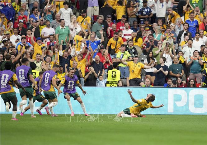 Pha ăn mừng của tiền vệ Connor Metcalfe sau khi nâng tỉ số lên 2-0 cho đội tuyển Australia.  Ảnh: THX/TTXVN