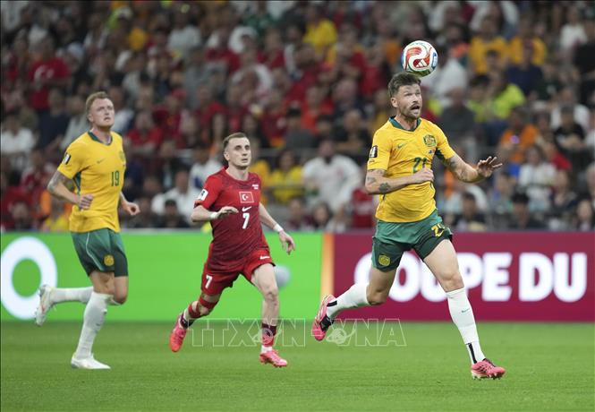 Pha đi bóng của hậu vệ Cameron Burgess (phải) của đội tuyển Australia. Ảnh: THX/TTXVN