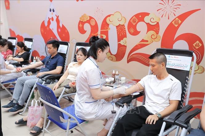 Tình nguyện viên hiến máu tại Viện Huyết học - Truyền máu Trung ương, sáng 14/6. Ảnh: Minh Quyết - TTXVN
