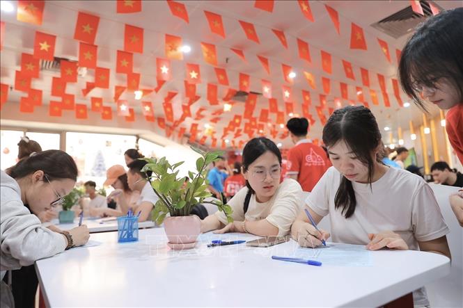 Tình nguyện viên đăng ký hiến máu tại Viện Huyết học - Truyền máu Trung ương, sáng 14/6. Ảnh: Minh Quyết - TTXVN
