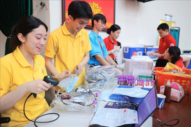Tại Việt Nam, hiến máu cứu người không chỉ là một nghĩa cử cao đẹp, một hành động nhân đạo cao cả mà còn là minh chứng sinh động cho truyền thống tương thân tương ái, 