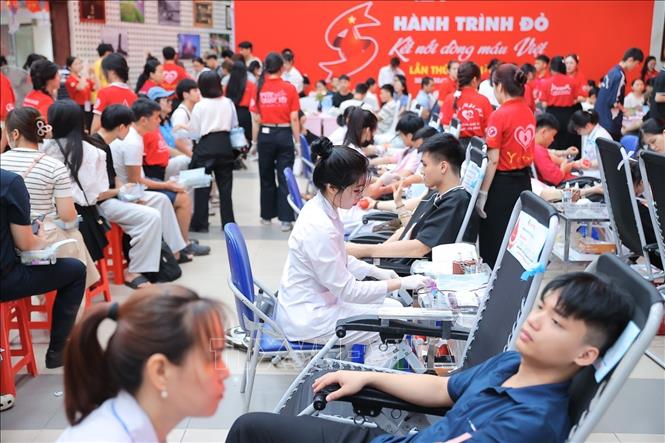 Tại Việt Nam, hiến máu cứu người không chỉ là một nghĩa cử cao đẹp, một hành động nhân đạo cao cả mà còn là minh chứng sinh động cho truyền thống tương thân tương ái, 