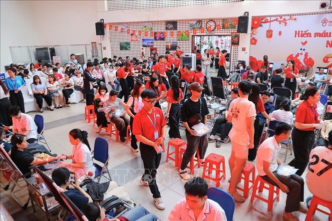 Tại Việt Nam, hiến máu cứu người không chỉ là một nghĩa cử cao đẹp, một hành động nhân đạo cao cả mà còn là minh chứng sinh động cho truyền thống tương thân tương ái, 